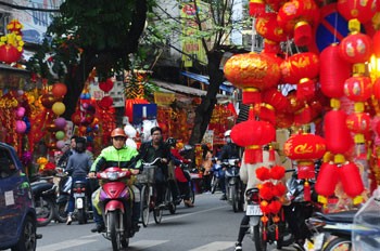 Chỉ còn khoảng 2 tuần nữa là đến Tết Nguyên đán Bính Thân 2016. Người dân bắt đầu hối hả chuẩn bị mua sắm những đồ trang trí cho dịp Tết đến xuân về. Như thường lệ tại Thủ đô Hà Nội, trung tâm mua sắm  đồ trang trí Tết trên phố Hàng Mã những ngày này tràn ngập các sản phẩm, đa phần có xuất xứ từ Trung Quốc.